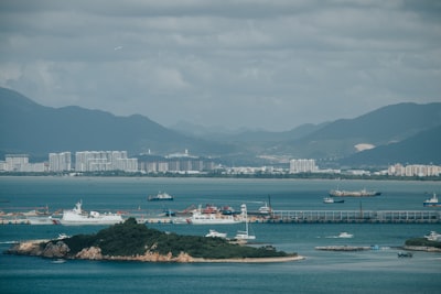 山东舰航母编队访问香港：新时代中国军力展示与国防科普新窗口
