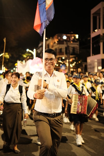 เขียนกลอนสนุกๆเกี่ยวกับการเมืองไทยให้หน่อยครับ